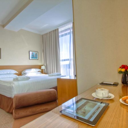 City Hotel Bisjkek Eksteriør bilde