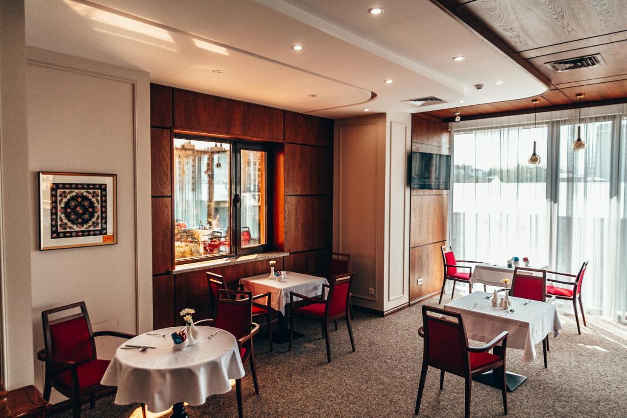 City Hotel Bisjkek Eksteriør bilde