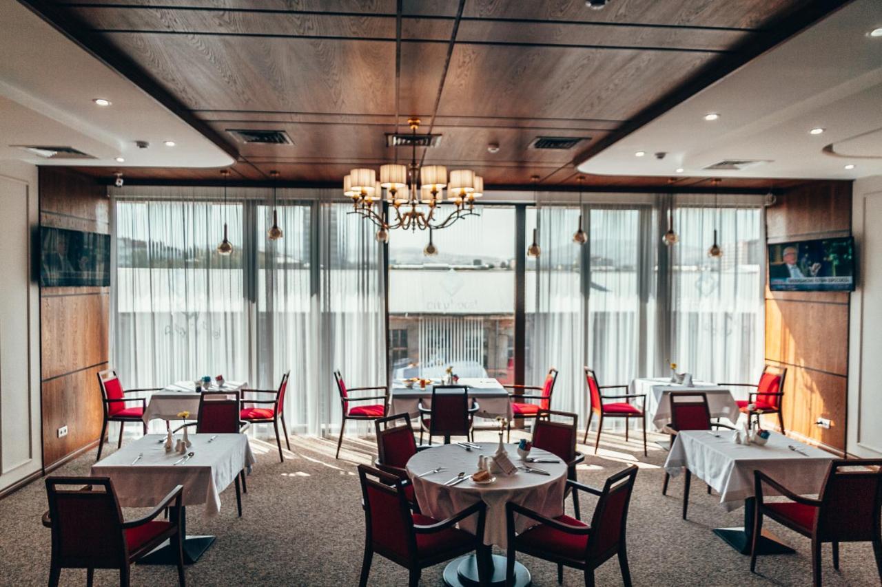 City Hotel Bisjkek Eksteriør bilde