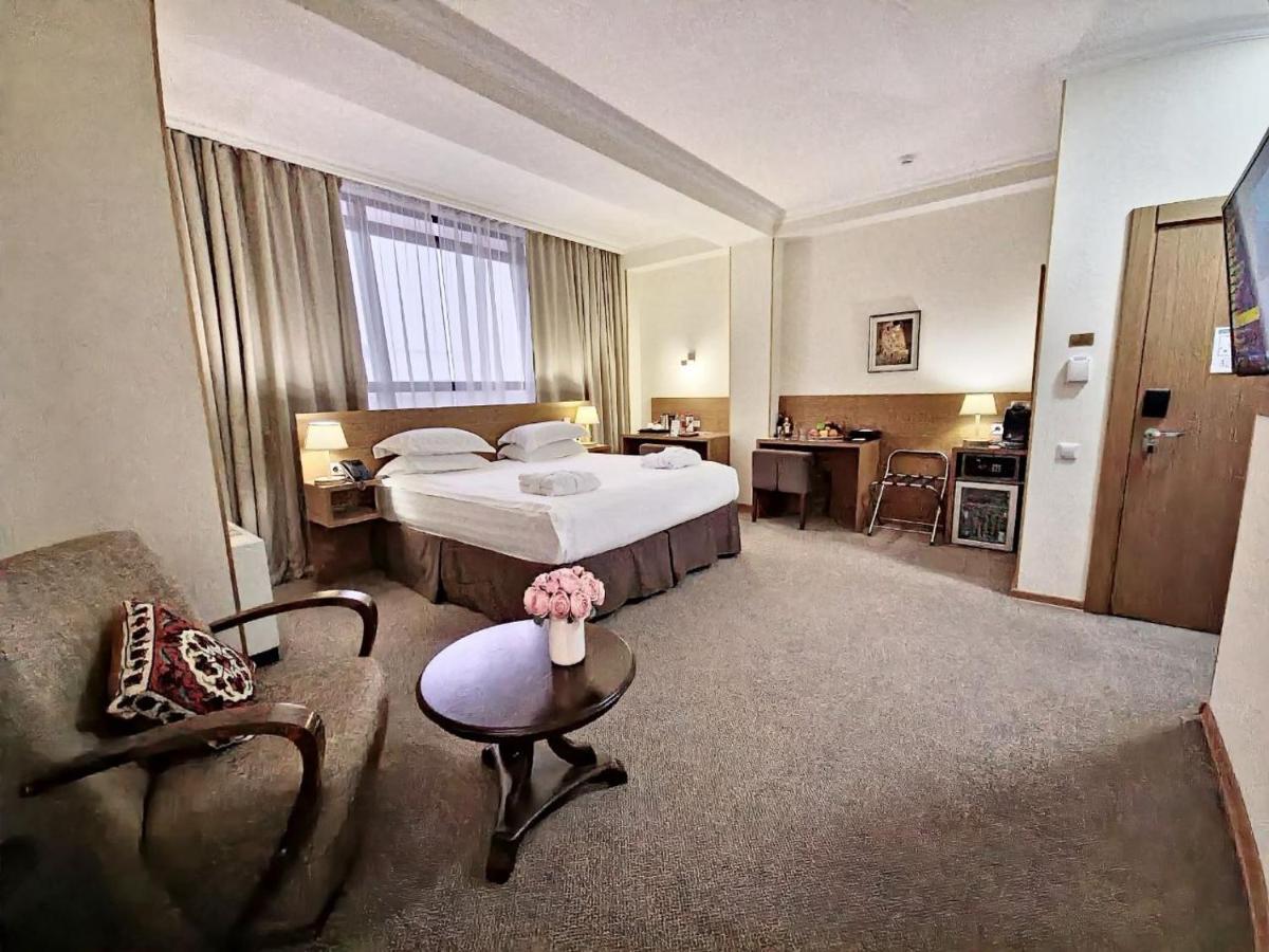 City Hotel Bisjkek Eksteriør bilde