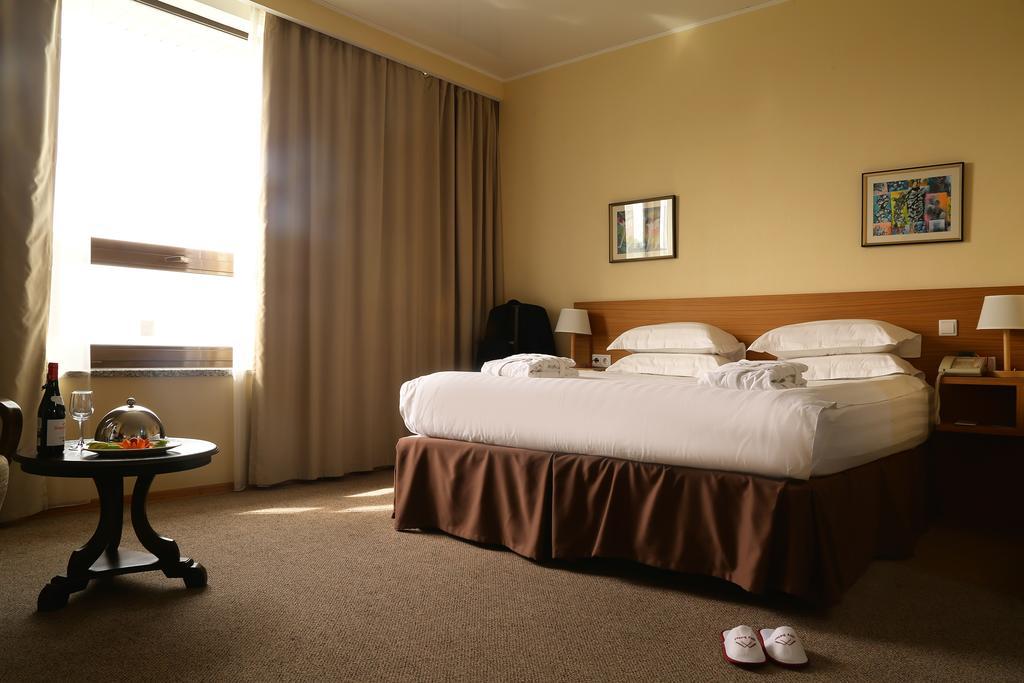 City Hotel Bisjkek Eksteriør bilde