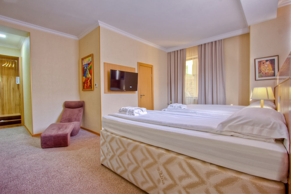 City Hotel Bisjkek Eksteriør bilde
