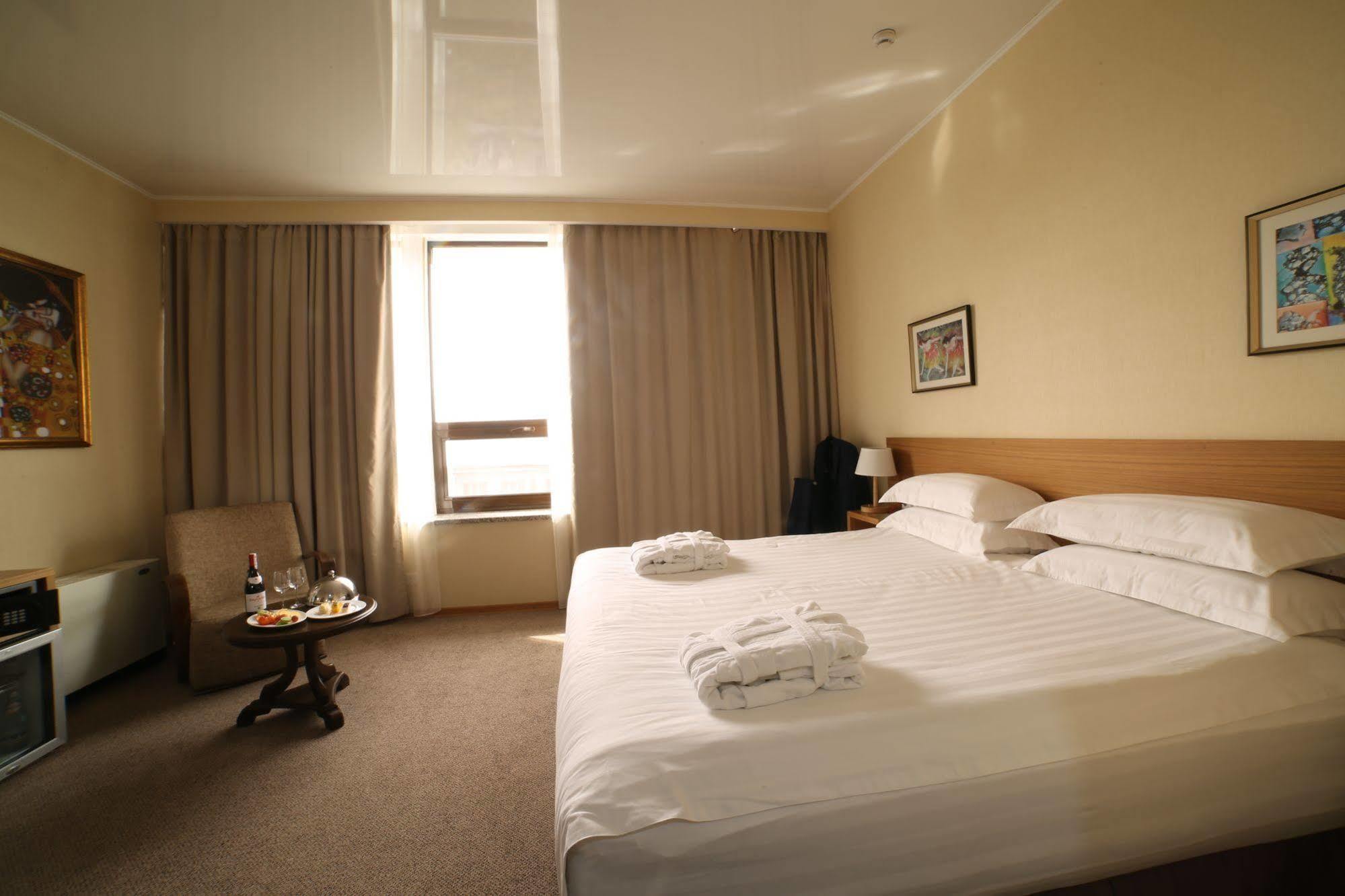 City Hotel Bisjkek Eksteriør bilde