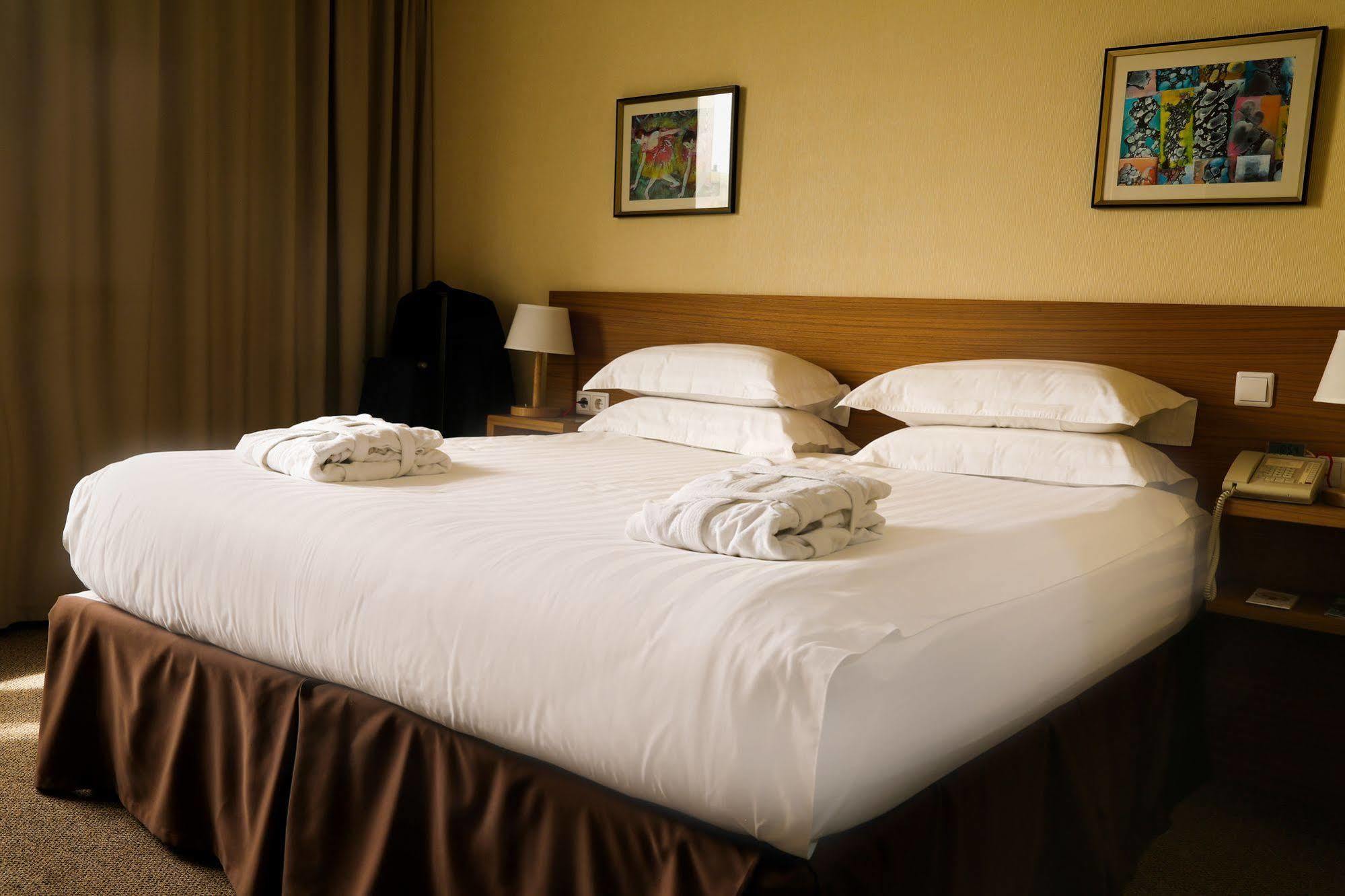 City Hotel Bisjkek Eksteriør bilde